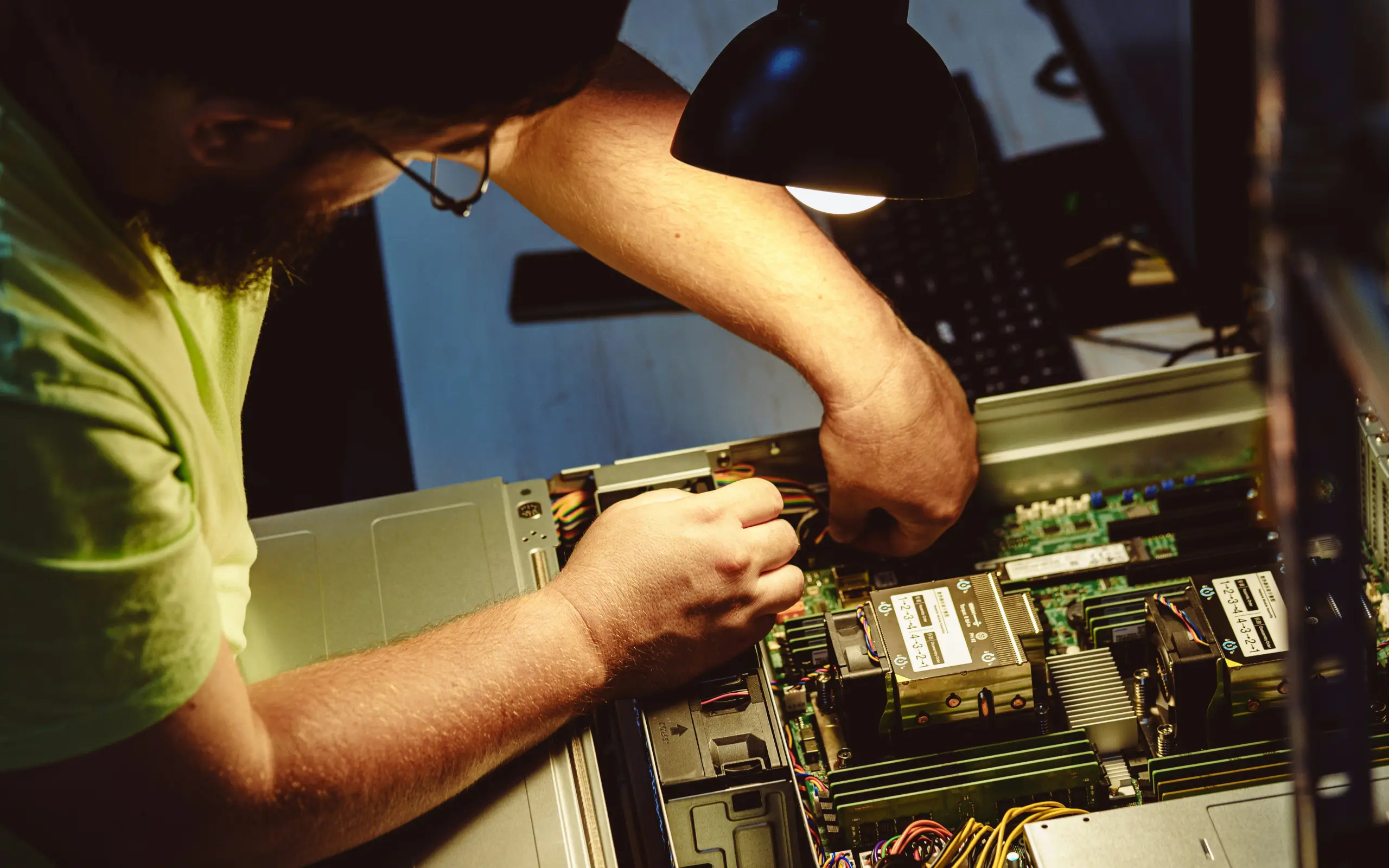 Reliable server and network support services ensuring optimal performance and minimal downtime